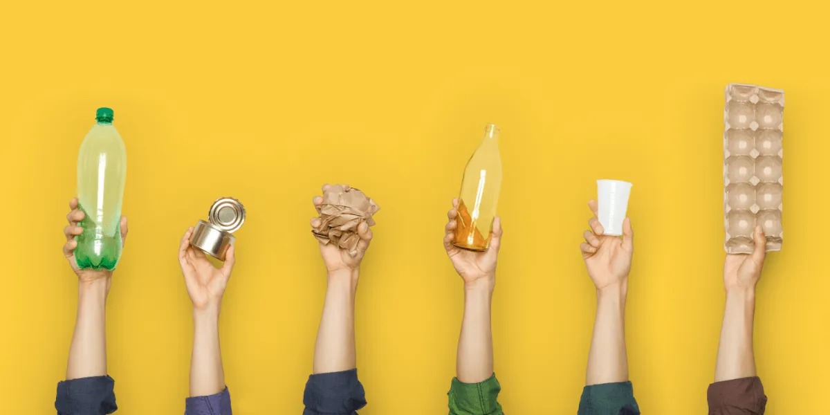 PPWR: Sechs erhobene Hände halten vor gelbem Hintergrund verschiedene Verpackungen: eine Plastikflasche, eine Konservendose, zerknülltes Papier, eine Glasflasche, einen Kunststoffbecher und eine Eierverpackung.