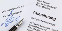 Abmahnung Arbeitsrecht: Ausgedruckte Abmahnung mit Unterschrift und Stift daneben.