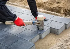 Fugen werden mit Hammer am Boden befestigt