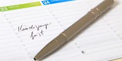 Gesetzliche Kündigungsfrist Arbeitgeber: Tag im Kalender mit Stift notiert.