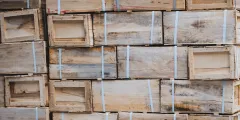 ISPM 15: gestapelte Holzkisten mit blauen Umreifungsbändern.
