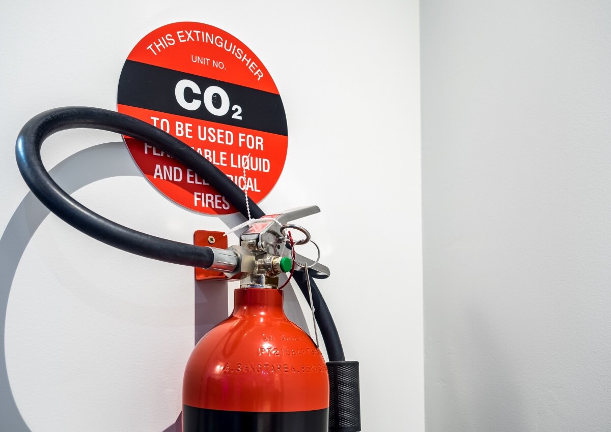 CO2-Feuerlöscher: Einsatz in engen Räumen nach DGUV