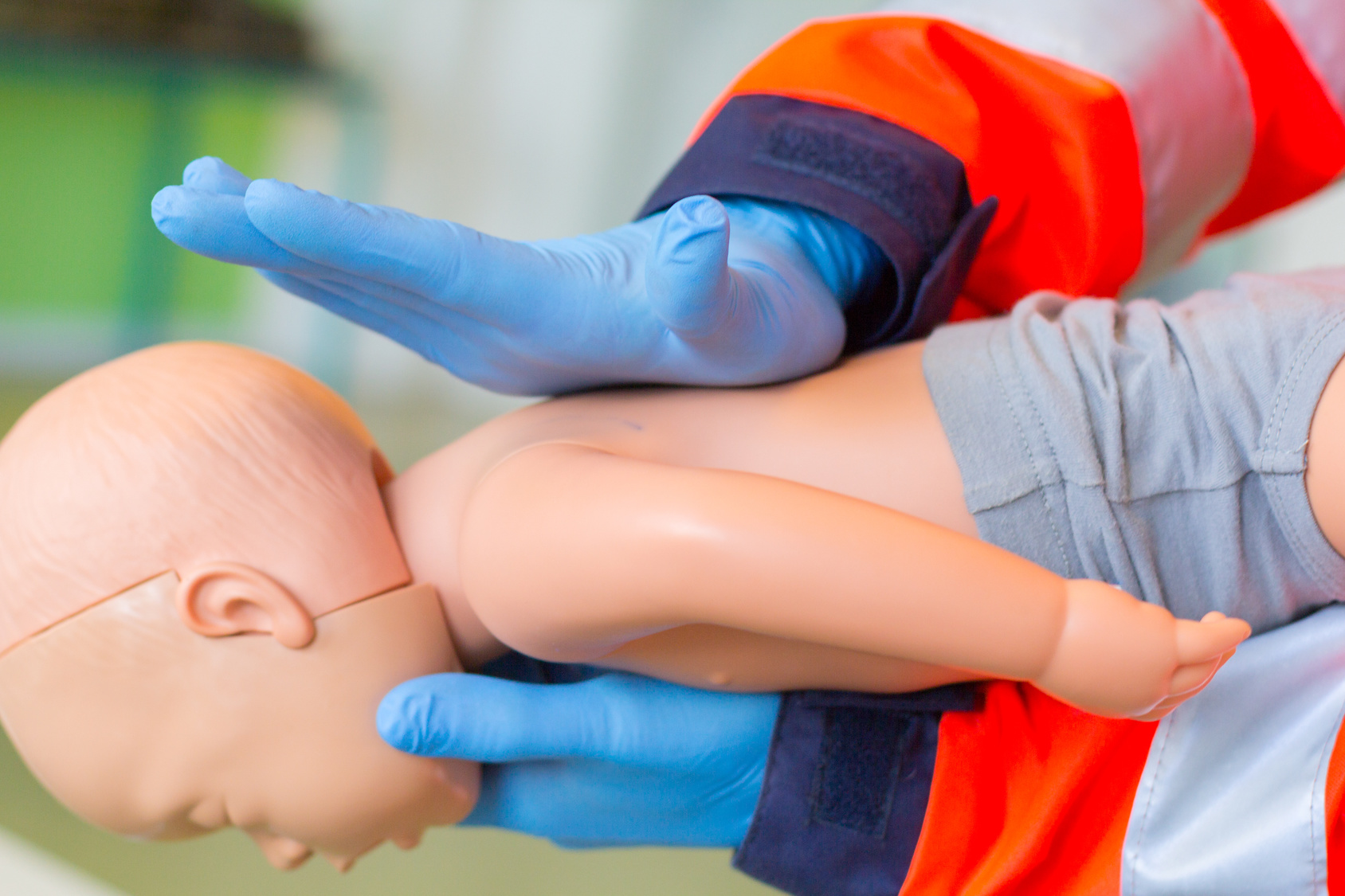 Erste Hilfe für Baby & Kind – Was tun bei Verschlucken usw.